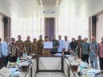 Ketua-Banleg-DPRK-Banda-Aceh-Ramza-Harli-dan-seluruh-anggota-Banleg-saat-berfoto.jpg