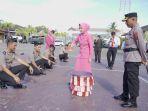 Ketua-Bhayangkari-Cabang-Pidie-Siram-Air-Kembang-ke-Personel.jpg