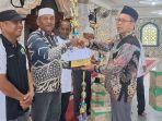 Ketua-DMI-Aceh-Singkil-M-Hilal-kanan-serahkan-piala-kepada-pemenang-lomba-kebersihan-masjid.jpg