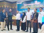 Ketua-DPRK-Lhokseumawe-menyerahkan-sertfikat-pada-peserta-pelatihan-di-AKAOGAS.jpg