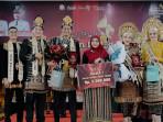 Ketua-Dekranasda-Aceh-Timur-menyerahkan-hadiah-bagi-para-finalis-Agam-Inong-Aceh-Timur-2025.jpg