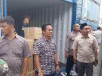Ketua-KIP-Aceh-Singkil-M-Nasir-kanan-saat-menerima-logistik-Pilkada.jpg