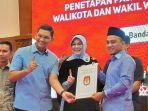 Ketua-KIP-Kota-Banda-Aceh-menyerahkan-salinan-keputusan-penetapan-paslon-walikota-dan-wakil.jpg