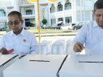 Ketua-KIP-Pidie-Ramli-memasukkan-kertas-suara-pada-simulasi-di-Gedung-PCC-Sigli.jpg
