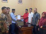 Ketua-Tim-Pansel-menyerahkan-berkas-nama-15-besar-yang-lulus-sebagai-calon-panwaslih-Aceh-Barat.jpg
