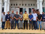 Ketua-dan-Komisoner-KIP-Nagan-Raya-foto-bersama-pimpinan-Serambi-di-Kantor-KIP.jpg