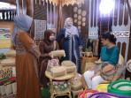 Ketua-dekranasda-Aceh-Besar-Hj-Rita-Mayasari-mengunjungi-stand-pameran-dekranasda.jpg