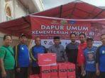 Keuchik-Gampong-Aidorejo-saat-menerima-bantuan-korban-banjir.jpg