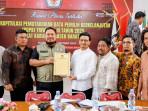 Komisioner-KIP-Abdya-menyerahkan-dokumen-hasil-Rapat-Pleno-Terbuka.jpg