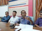Komisioner-KIP-Pidie-menerima-pendaftaran-pasangan-balon-bupati-independen-di-Kantor-KIP.jpg