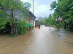 Kondisi-banjir-yang-menggenangi-jalan-utama-dan-rumah-warga-di-Gampong-Geunteut.jpg