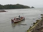 Kondisi-boat-nelayan-yang-kandas-akibat-dangkalnya-kuala-di-Lhok-Kuala-Daya.jpg