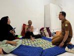 Koordinator-Rumah-Sigupai-Singgah-Abdya-Iswandi-saat-berbincang-dengan-salah-satu-pasien.jpg