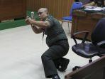 Kopda-Bazarsah-saat-memperagakan-cara-menembak-tiga-polisi.jpg