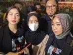 Kuasa-Hukum-Vina-Putri-Maya-Rumanti-didampingi-Linda-yang-masker-putih.jpg