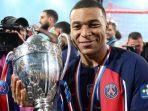 Kylian-Mbappe-berfoto-dengan-trofi-Coupe-de-France-usai-PSG-menang-2-1-atas-Lyon.jpg
