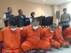 Lima-tersangka-dan-barang-bukti-kasus-judi-online-judol-diperlihatkan-kepolisian-Polda-DIY.jpg