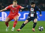 Lionel-Messi-berebut-bola-dengan-Joshua-Kimmich-pada-pertandingan-PSG-vs-Bayern-Muenchen.jpg