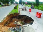 Lubang-di-Jalan-Nasional-Makin-Besar.jpg