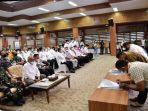 MKes-menyaksikan-penandatanganan-kontrak.jpg