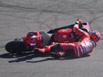 Marc-Marquez-terjatuh-dalam-sesi-practice-MotoGP-Indonesia-2025.jpg