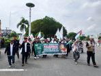 Massa-melakukan-aksi-bela-Palestina-di-Bundaran-Simpang-Lima-Banda-Aceh-Sabtu-21102023.jpg