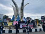 Massa-melakukan-aksi-demonstrasi-di-bundaran-simpang-lima-Banda-Aceh-Rabu-29112023.jpg