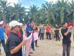 Massa-melakukan-unjuk-rasa-di-depan-pintu-gerbang-pabrik-PT-Socfindo.jpg