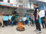 Massa-membakar-ban-bekas-saat-melakukan-aksi-unjuk-rasa-di-kantor-FIF-Kualasimpang.jpg