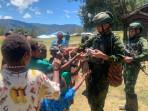 Masyarakat-Distrik-Homeyo-sambut-TNI-dari-Aceh.jpg