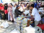 Masyarakat-membawa-pulang-sembako-usai-berbelanja-di-Bazar-Pasar-Murah-2.jpg