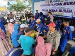 Masyarakat-ramai-ramai-memadati-lokasi-penyaluran-beras-oleh-Ditpolairud-Polda-Aceh.jpg