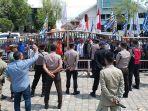 May-Day-Aliansi-Buruh-Aceh-melakukan-aksi-di-depan-Gedung-DPRA.jpg