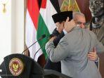 Menteri-Pertahanan-Prabowo-Subianto-memeluk-Perdana-Menteri-Palestina-Mohammed-Ibrahim-Shtayyeh.jpg
