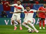 Merih-Demiral-mengontrol-bola-saat-Laga-Austria-vs-Turkiye-di-Euro-2024.jpg