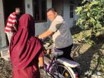 Michael-Octaviano-menyerahkan-sepeda-kepada-seorang-remaja-kurang-mampu.jpg