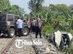 Mobil-Daihatsu-Sigra-ringsek-setelah-tertabrak-Kereta-Api-KA-Batara-Kresna-di-Gayam-Sukoharjo.jpg