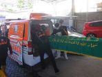 Mobil-ambulance-membawa-jasad-Sarijan-untuk-di-otopsi.jpg