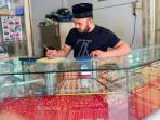 Mori-Penjual-emas-di-Toko-London-Lhokseumawe-melayani-pembeli-2.jpg