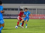 Muhammad-Ferarri-berebut-bola-dengan-Suhail-Ahmad-Bhat-dalam-laga-Timnas-Indonesia-vs-India.jpg