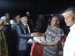 Mukhlis-tinjau-rumah-terbakar-di-Makmur.jpg