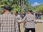Muspika-Jeunieb-Bireuen-bersama-unsur-masyarakat-membuka-penghalang-penutup-jalan.jpg