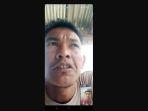 Musriadi-saat-menghubungi-rekannya-menceritakan-adiknya-yang-terkatung-katung-di-Malaysia.jpg