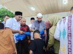 Muzakir-Manaf-menyantuni-anak-anak-yatim-di-kabupaten-Aceh-Barat-Daya.jpg