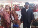 Nahwani-bersama-ketiga-istrinya-saat-menghadiri-pelantikannya-Anggota-DPRD-Muratara.jpg