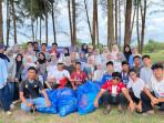 Siswa SMAN 1 Seunagan Nagan Raya Bersihkan Sampah di Pantai Naga Permai
