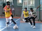 Oemar-Diyan-menantang-RIAB-di-partai-final-Futsal-Championship-2025-Goes-To-Dayah.jpg