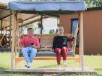 Outfit-Istri-Muda-Irwandi-Yusuf-dari-Olahraga-hingga-Bareng-Suami-Inspirasi-OOTD-ala-Steffy-Burase.jpg