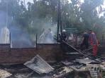PETUGAS-memadamkan-api-di-rumah-terbakar-di-Desa-Rantau-Panyang-Juli-Bireuen.jpg