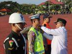PJ-Gubernur-Aceh-memasang-pita-kepada-personel-dalam-apel-gelar-pasukan-Operasi-Ketupat-Seulawah.jpg